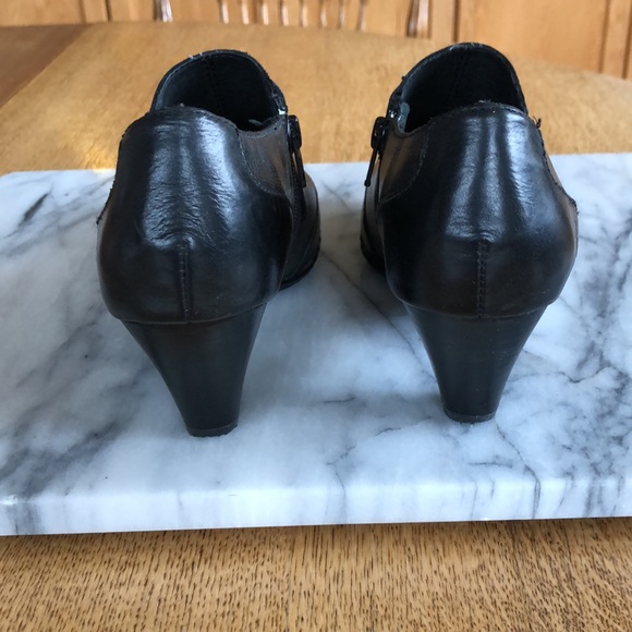 Born Ankle Booties W6.5 Black Preloved in Good Condition - Picture 4 of 14